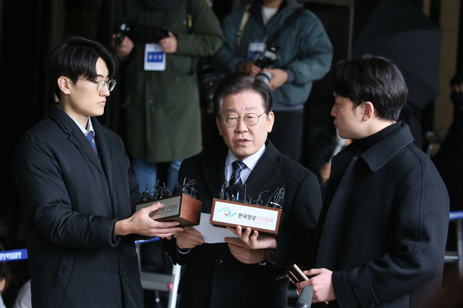 `대장동 · 위례신도시 개발 비리 사건`을 수사하는 검찰이 16일 이재명 더불어민주당 대표에 대한 구속영장을 청구했다.