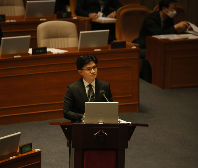 한동훈 법무부 장관이 8일 서울 여의도 국회에서 열린 교육 · 사회 · 문화 대정부질문에 참석했다.