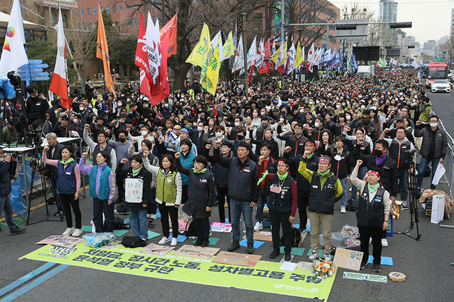 전국민주노동조합총연맹(이하 민노총)이 주관한 8일 오후 종로 보신각에서 개최된 `2023 세계여성의 날 전국노동자대회` 모습