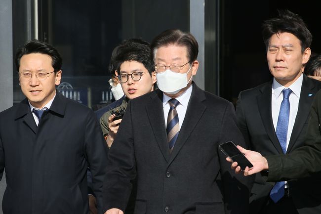 더불어민주당 이재명 대표가 3일 오전 국회에서 열린 최고위원회의를 마친 뒤 선거법 관련 공판에 출석하기 위해 국회를 출발하고 있다.