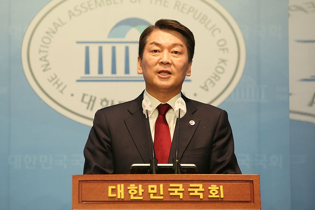 안철수 국민의힘 당대표 후보가 3일 국회 소통관에서 `단일화 1주년 성명 발표 기자회견`을 열어 발언하고 있다.