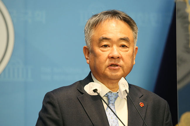 더불어민주당 송재호 국회의원(제주시 갑 · 행안위)은 29일, `제주 4 · 3 사건 특별법 일부개정법률안`을 대표발의했다.