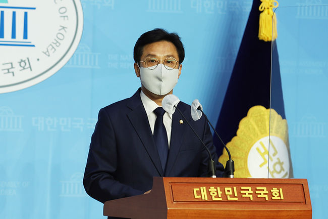 신영대 국회의원(더불어민주당, 전북 군산)이 3일 전북 CBS `컴온라디오 김도현입니다` 인터뷰에서 `검찰의 무리한 영장 청구에 대해 당이 똘똘 뭉쳐서 체포동의안을 부결시켜 대표를 지켜야 한다`고 주장했다.