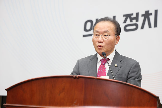 13일 오후 국회에서 열린 `국민의힘 의원총회`에서 윤재옥 원내대표가 모두발언을 하고 있다.