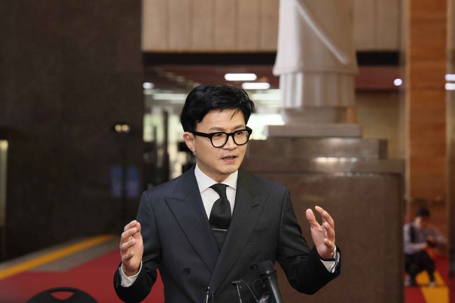 한동훈 법무부 장관이 21일 `2021년 더불어민주당 전당대회 돈 봉투 의혹`이 야당 탄압을 위한 검찰의 기획 수사라는 주장에 대해 `말 같지도 않은 소리`라고 일축했다.