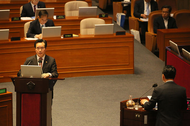 4일 오후 국회에서 열린 `경제 분야` 대정부 질문에서 정황근 농림축산식품부 장관이 의원들의 질의에 답변하고 있다.