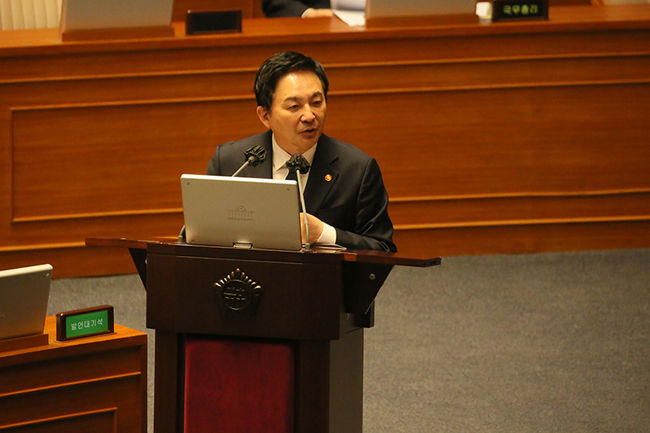 4일 오후 국회에서 열린 `경제 분야` 대정부 질문에서 원희룡 국토교통부 장관이 의원들의 질의에 답변하고 있다.