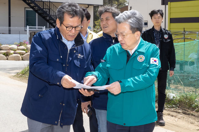 이원재 국토교통부 1차관이 4월 12일, 강원도 강릉시 일대 산불 피해 현장을 방문한 모습(사진=국토교통부 제공)