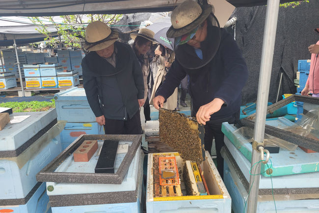 송두환 국가인권위원장, 기후위기 피해 강원도 원주지역 농가 방문 (사진제공=국가인권위원회)