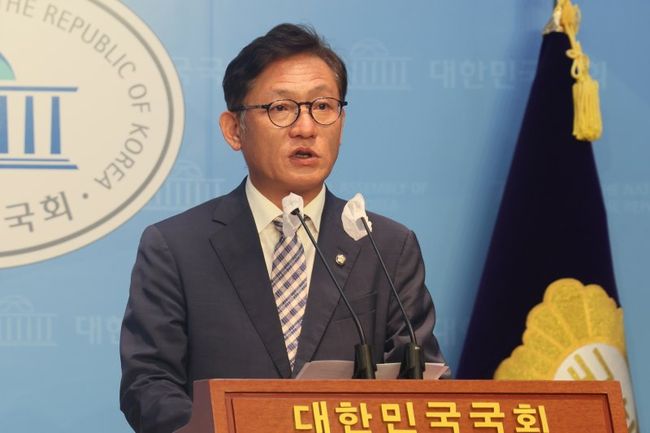 배진교 정의당 원내대표는 12일 오전 국회 소통관에서 기자회견을 열고