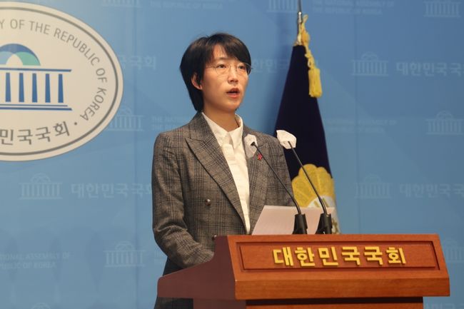 정의당 장혜영 의원은 11일 국회 소통관에서 기자회견을 열고 더불어민주당 김남국 의원의 `코인 논란`에 국회가 재발방지 노력을 바로 시작해야 한다며 공직자 가상자산 신고법을 추진한다고 밝혔다.