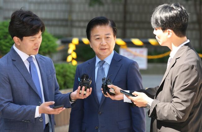 더불어민주당 노웅래 의원이 수천만 원대 뇌물과 정치자금을 받은 혐의로 법원에 첫 출석하면서 취재진에게 입장을 밝히고 있다.