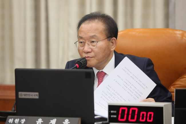 윤재옥 국회 운영위원장이 24일 오전 국회에서 열린 운영위원회 전체회의에서 발언하고 있다.