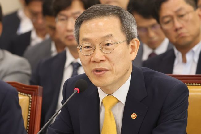 이종호 과학기술정보통신부 장관이 24일 국회에서 열린 과학기술정보방송통신위원회 전체회의에서 의원 질의에 답변하고 있다.