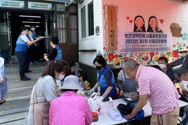 `보건의약단체 사회공헌협의회`는 2023년 제2차 사회공헌활동으로, 13일 인천 동구에 위치한 성언의집 노인복지센터에서 도시락 및 간식 나눔활동을 실시하고, 500만원 상당의 후원품을 전달했다