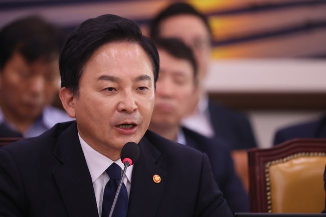 희룡 국토교통부 장관이 26일 오전 서울 여의도 국회에서 열린 국토교통위원회 전체회의에서 서울-양평 고속도로 사업과 관련한 의원들의 자료요청 질의에 답하고 있다.