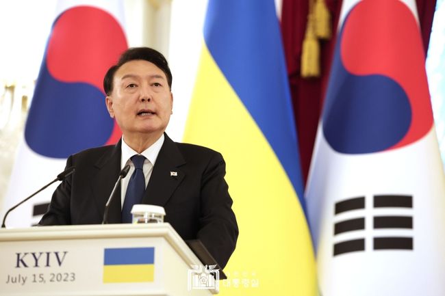 윤석열 대통령이 지난 15일 볼로디미르 젤렌스키 우크라이나 대통령과 한-우크라이나 공동언론발표를 하고 있다. (사진=대통령실 제공)