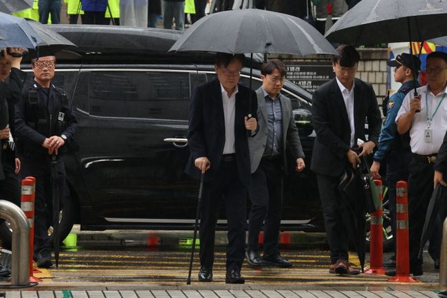 더불어민주당 이재명 대표가 26일 오전 서초구 서울중앙지법에서 열리는 구속 전 피의자 심문(영장심사)을 받기 위해 차에서 내려 법정으로 향하고 있다.