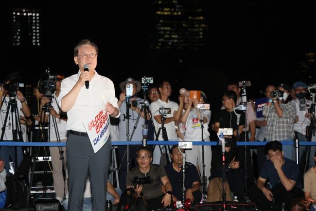 이재명 민주당 대표가 4일 오후 국회 본청 앞에서 열린 `윤석열 정권 폭정 저지 민주주의 회복 촛불 문화제`에서 발언하고 있다.