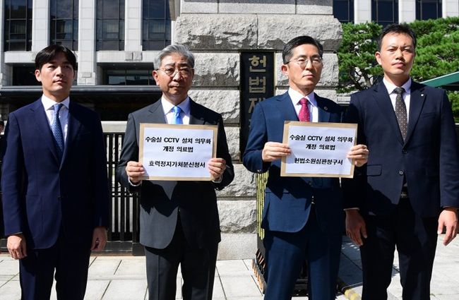 대한의사협회는 헌법소원 진행을 위한 청구인을 모집하고, 해당 의료법 개정 조항에 대한 `효력정지 가처분신청서 및 헌법소원심판청구서`를 9월 5일 오전 헌법재판소에 제출했다.