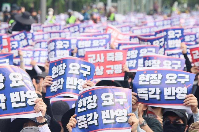 서이초 교사 사망 사건 진상규명 및 아동학대 관련법 즉각 개정 촉구 6차 집회 모습