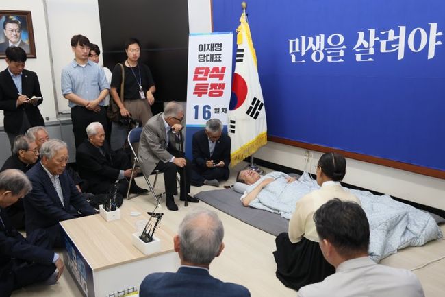 단식 투쟁 16일차인 지난 15일 더불어민주당 이재명 대표가 국회 당대표실에서 종교계 및 시민사회단체 원로를 만나고 있다.