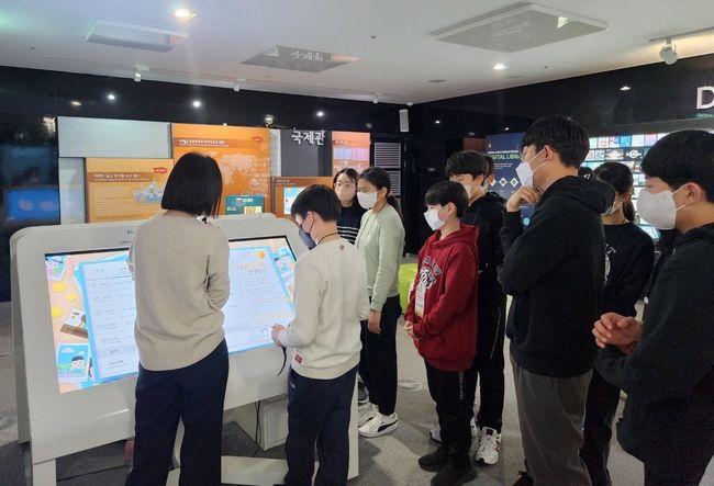 지난 2월 여의도에 위치한 파이낸셜빌리지를 탐방하는 중구 학생들