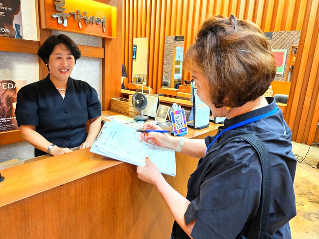 양천구 명예공중위생감시원이 이미용업소에서 공중위생서비스평가중인 모습