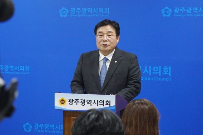 이병훈 의원이 13일 오후 2시 30분, 광주광역시청 브리핑룸에서 기자회견을 하고 있다.