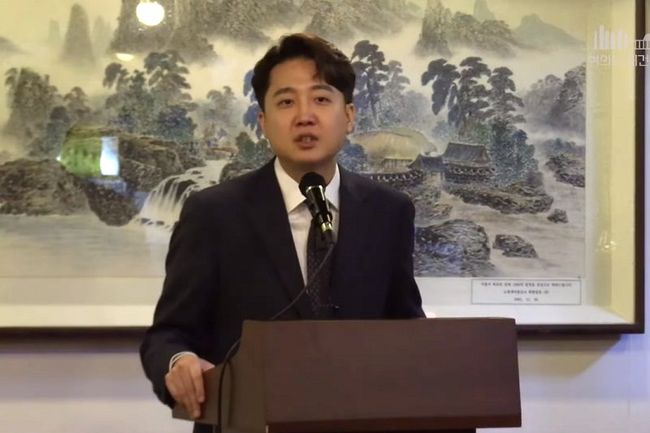 이준석 전 국민의힘 대표가 27일 서울 노원구의 한 갈빗집에서 열린 기자회견에서 국민의힘 탈당을 선언하고,