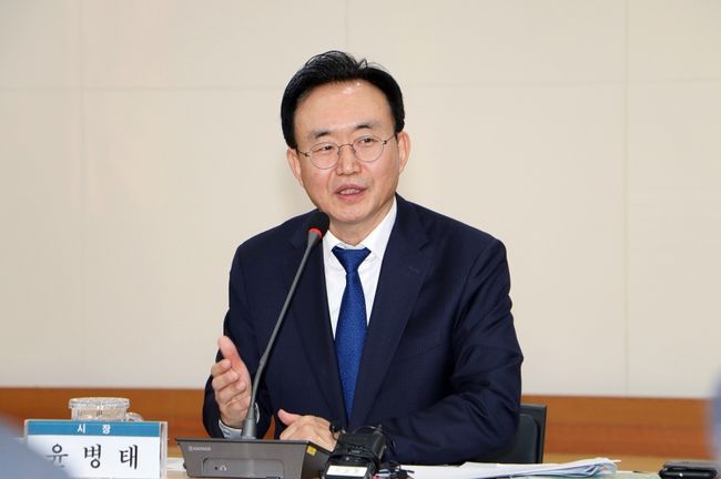 윤병태 나주시장은 28일 시청사 대회의실에서 2024년 신년기자회견을 하고 새해 10대 역점사업, 7대 분야 시정 방향 설명과 더불어 언론인들과 질의응답하고 있다.