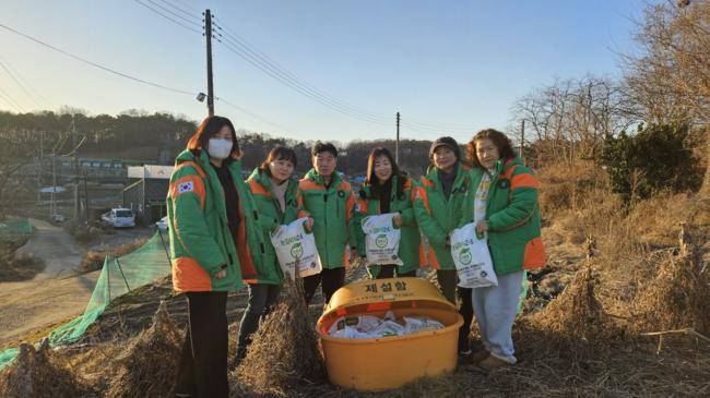 세부적인 활동으로는 제설함 쓰레기 청소와 제설제 보충, 한파 쉼터 난방기 가동 여부 확인, 계량기 동파 여부 확인, 시설내 화재 예방을 위한 화재감지기 점검, 겨울철 재난예방 및 소화기 사용법 교육 등이다.