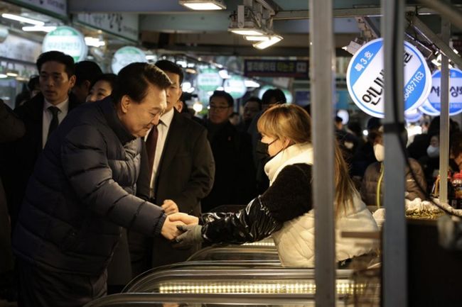 윤석열 대통령은 지난 25일 경기도의 대표 전통시장인 의정부제일시장을 찾아 최근 고물가 · 고금리에 동절기 한파까지 겹쳐 어려움을 겪고 있는 상인들을 격려했다.