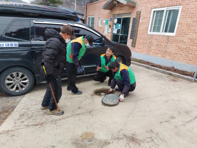 세부적인 활동으로는 제설함 쓰레기 청소와 제설제 보충, 한파 쉼터 난방기 가동 여부 확인, 계량기 동파 여부 확인, 시설내 화재 예방을 위한 화재감지기 점검, 겨울철 재난예방 및 소화기 사용법 교육 등이다.