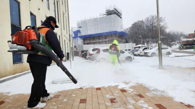 경기도가 1월 12일부터 19일까지 31개 시군 지역자율방재단 800여 명과 자체적인 한파 · 대설 시설물 긴급 재점검을 실시해 겨울철 재난 대비 태세를 재확립했다.