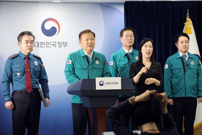 이상민 행정안전부 장관이 21일 오후 서울시 세종대로 정부서울청사에서 열린 의대 입학정원 확대에 반발한 의료계 집단행동 관련 관계부처 공동브리핑에서 발언하고 있다.