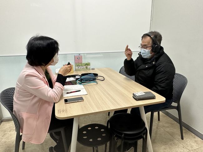 무선 청력보조기기를 실제로 착용해보고 있는 어르신들 모습