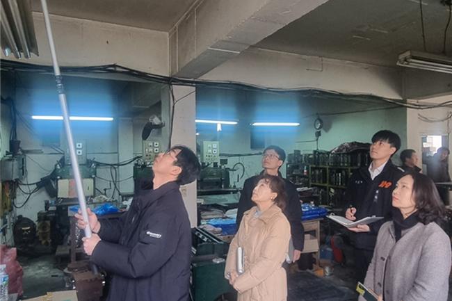 화재알림시설을 설치 중이다.