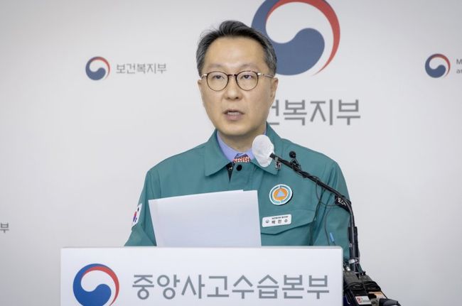 정부는 의사 집단행동 피해신고 · 지원센터를 2월19일 9시부터 본격 운영하여 중증 · 응급치료 거부 등 피해를 입은 환자들에게 피해사례 상담, 법률서비스 상담 등을 신속하게 추진하기로 했다.