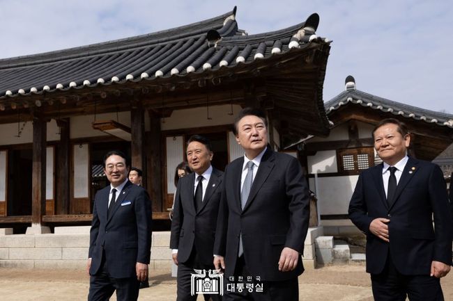 윤석열 대통령이 지난 28일 오전 충북 옥천군의 故 육영수 여사 생가를 방문해 생가를 둘어보고 있다.