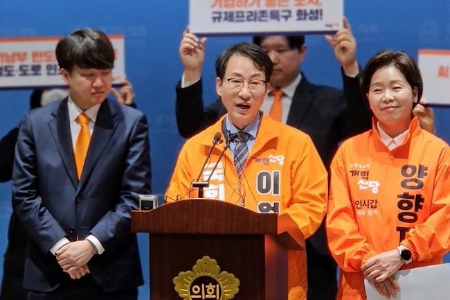 개혁신당 이원욱 의원(경기 화성을)은 27일, 경기도의회에서 이준석 개혁신당 당대표, 양향자 국회의원과 함께 경기남부 반도체밸트 생태계 조성 혁신구상을 발표했다.