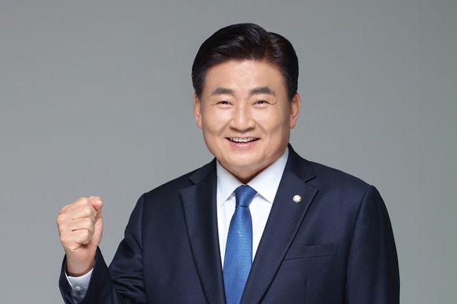 소병훈 국회의원(더불어민주당, 경기광주시갑)이 4‧10 총선 후보 선출을 위한 더불어민주당 경기 광주시갑 경선에서 이현철 후보를 누르고 최종 후보로 확정됐다.