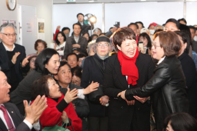 김은혜 분당을 후보는 16일 분당구 미금역 사거리에 위치한 선거사무소의 개소식을 진행했다.