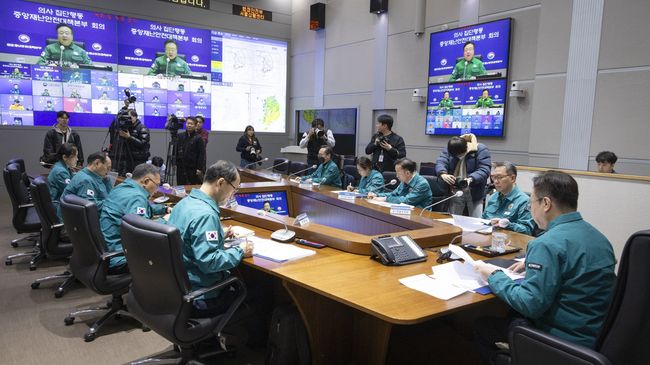 정부는 15일 8시 30분 조규홍 제1차장 주재로 `의사 집단행동 중앙재난안전대책본부`(본부장: 국무총리) 회의를 개최하고, 의료개혁 과제 추진현황 및 비상진료체계 운영현황과 의사 집단행동 현황 등을 점검했다.