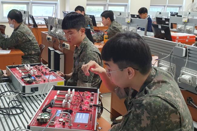 지난해 한국폴리테대학 성남캠퍼스에서 운영한 `기술직무 체험의 날`에 참여한 공군 제10전투비행단 소속 장병들이 사물인터넷(IoT) 기초 실습 체험을 하고 있다.