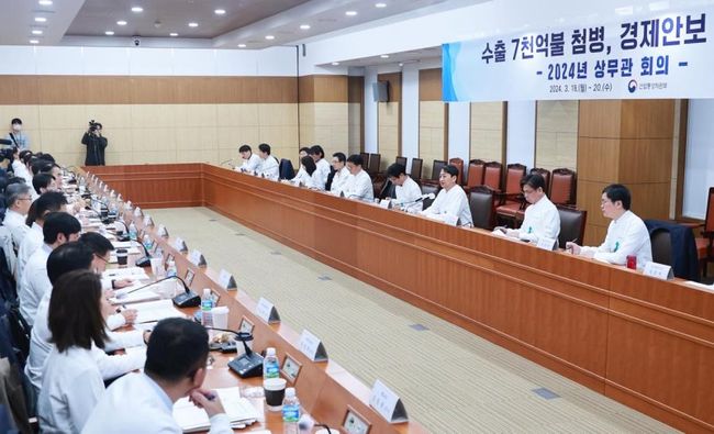 안덕근 산업통상자원부 장관은 18일 오전 10시 정부세종청사 산업부 대회의실에서 미국, 일본, 독일, EU 등에 파견된 21개국 상무관이 참석한 가운데 `수출 최대실적 달성 결의를 다지고 통상 이슈 점검과 향후 전략 등을 논의`하기 위해 열린 「2024년 상무관 회의」를 주재하고, 수출 7천억불 달성을 위한 국가별 전략을 발표하고 주요국 통상환경 불확실에 따른 대응전략을 논의하였다.