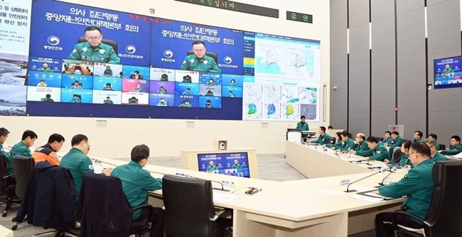 이한경 행정안전부 재난안전관리본부장이 11일 오전 세종시 어진동 정부세종청사 중앙재난안전상황실에서 열린 `의사 집단행동 관련 중대본 회의`를 주재하고 있다.