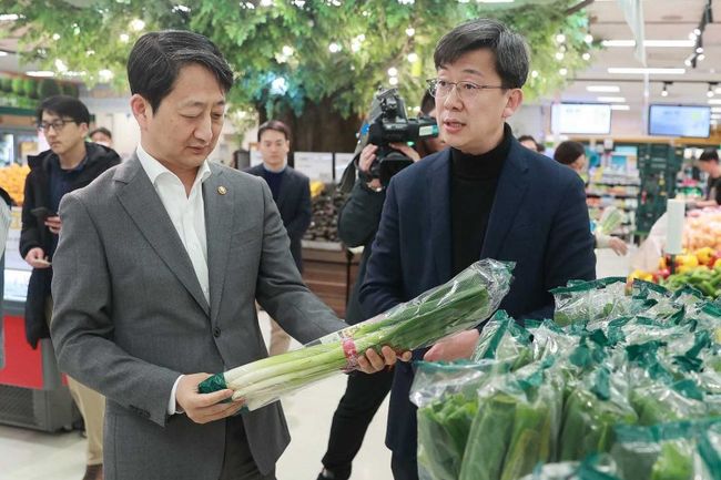 안덕근 산업통상자원부 장관은 2024. 3. 21 오후. 최근 사과, 배 등 과일가격 급등에 따른 민생경제 어려움이 심화됨에 따라 물가 안정을 위한 대형마트 업계의 역할을 당부`하기 위해 서울 용산구에 위치한 이마트 용산역점을 방문해, 과일 수급 동향과 애로사항 등을 청취한 후 과일값 안정을 위한 업계의 노력을 당부하고 신선식품 코너를 둘러보고 현장 근무자들을 격려했다.