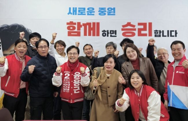 윤용근 국민의힘 중원구 국회의원 후보는 21일 오후 선거사무소에서 `성남시 원도심 지역난방 대책위원회`와 간담회를 개최했다.