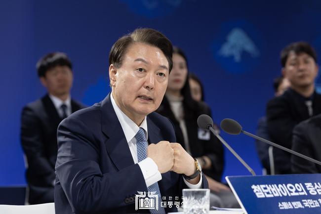 윤석열 대통령은 26일 오후 충북 청주에서 `첨단바이오의 중심에 서다, 충북`을 주제로 스물네 번째 `국민과 함께하는 민생토론회`를 개최했다.